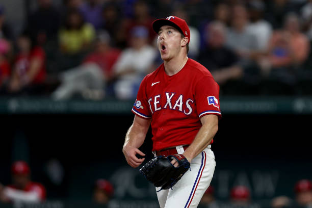 Texas Rangers shortstop Ezequiel Duran, center, steps on second to