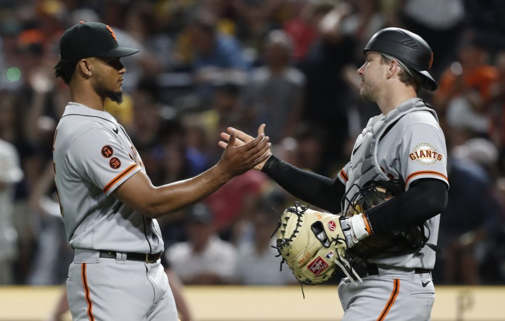 Taylor Rogers part of big bullpen night for Giants