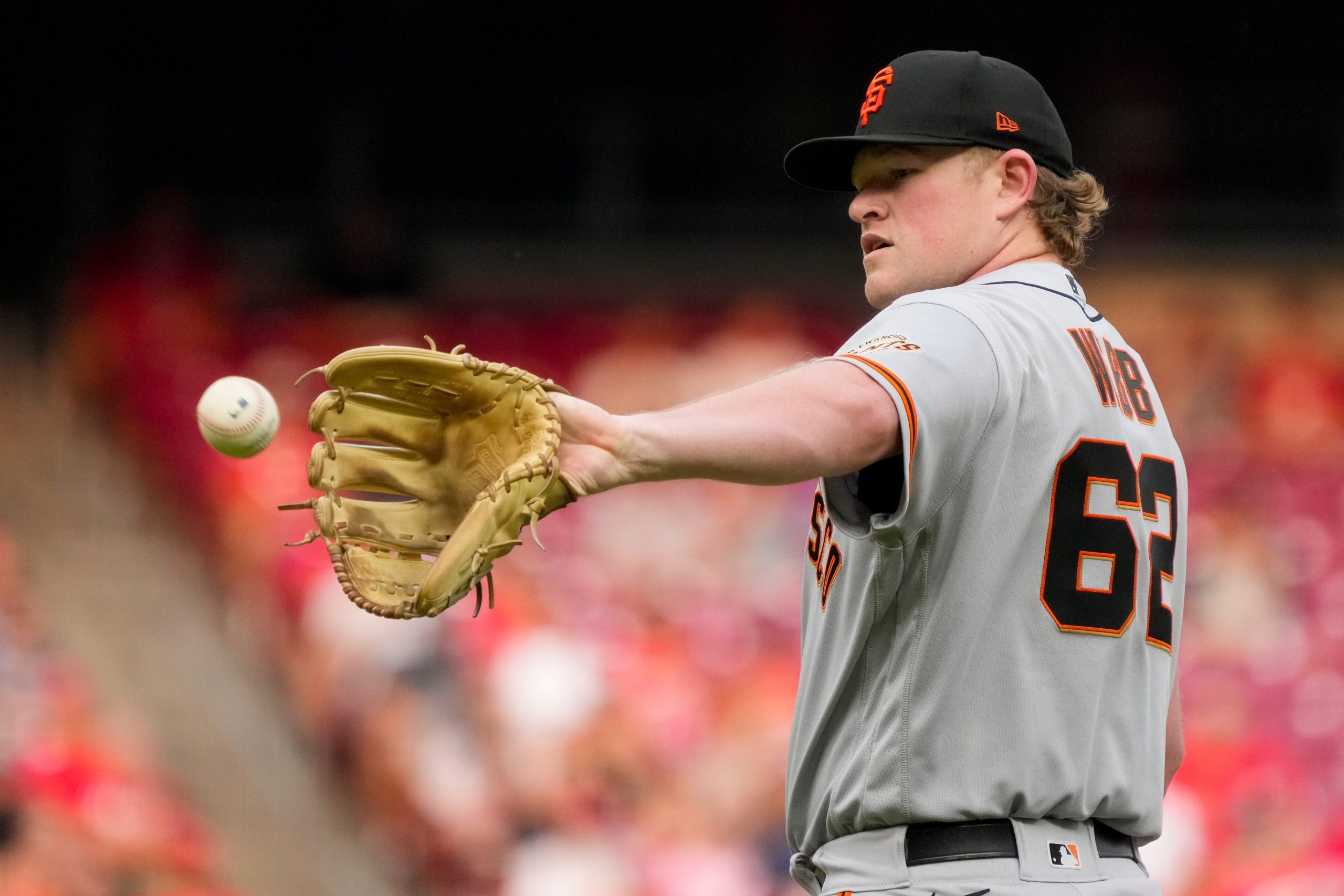 SF Giants play to their competition, but NL-worst Reds don't get the message
