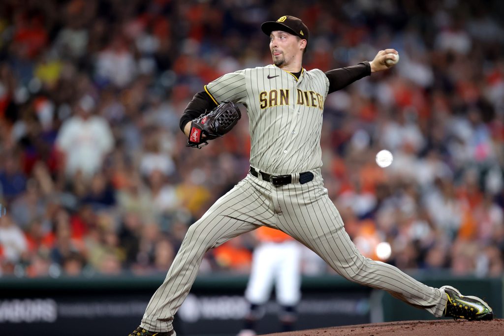 In desperate need of pitching, Padres sign former NL Cy Young