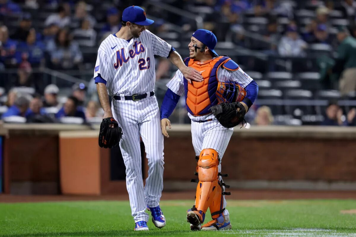 David Peterson (left) and Francisco Alvarez walk toward the dugout.
