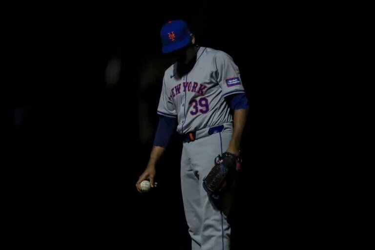 The Mets lose Edwin Díaz (pictured) to the two-time defending champs and will now look to Devin Williams as their closer.