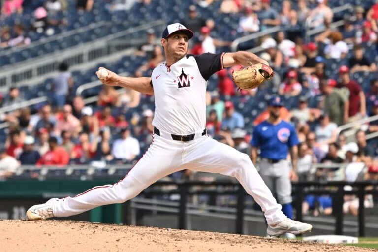 Journeyman reliever Jacob Barnes has signed a minor league deal with the Blue Jays with an invite to spring training.