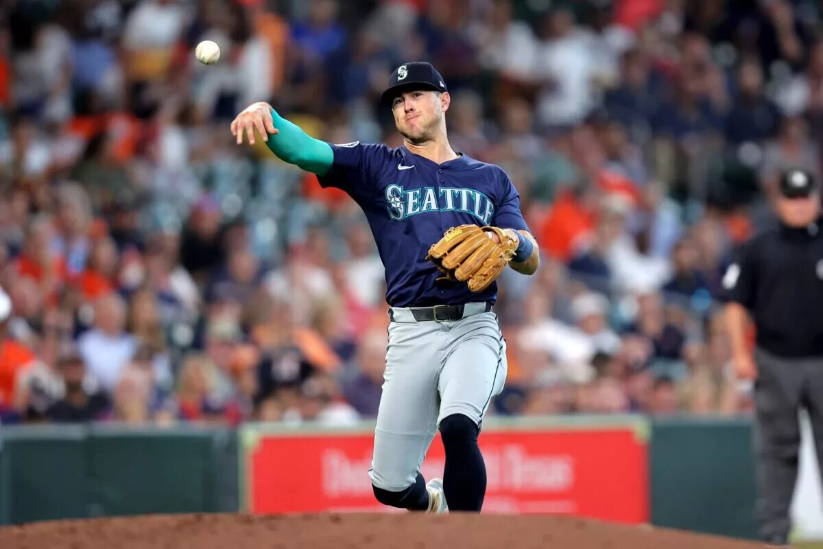 The Phillies reportedly signed Dylan Moore to a minor league deal on Friday.