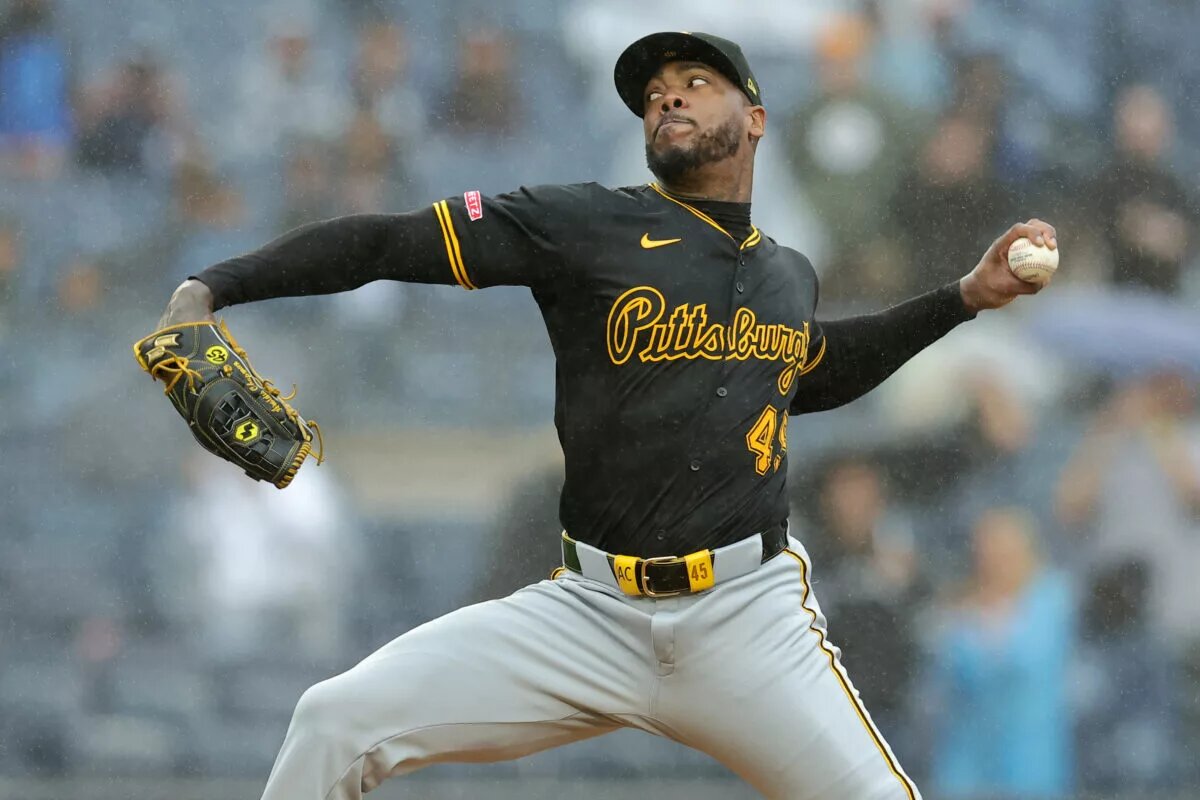 Aroldis Chapman signs with the Red Sox