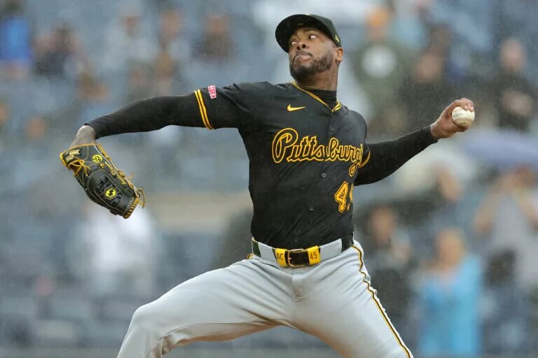 Aroldis Chapman signs with the Red Sox