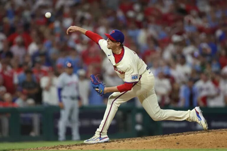 Free agent reliever Jeff Hoffman has signed a three-year deal with the Blue Jays, the team that first drafted him in 2014.