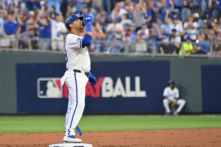 According to Jon Heyman, the Padres will sign Yuli Gurriel to a minor league deal with a spring training invite.