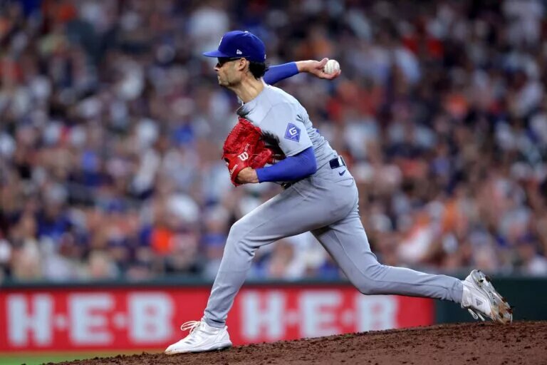 Free agent reliever Joe Kelly says he either wants to return to the Dodgers or retire as his next step.