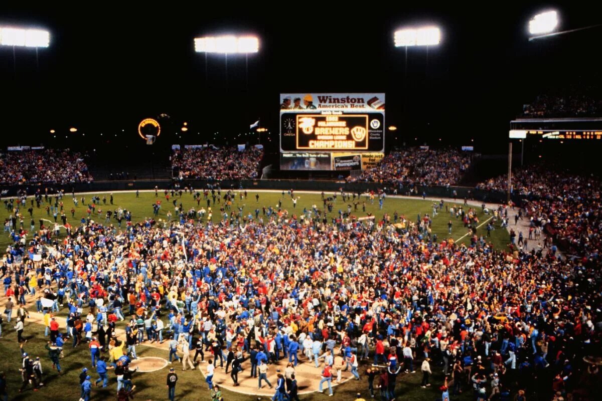 Félix Mantilla, who passed away at age 90, called Milwaukee County Stadium (pictured) home during his time with the Braves.