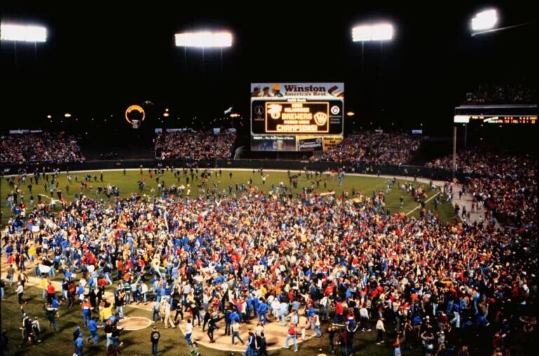 Félix Mantilla, who passed away at age 90, called Milwaukee County Stadium (pictured) home during his time with the Braves.