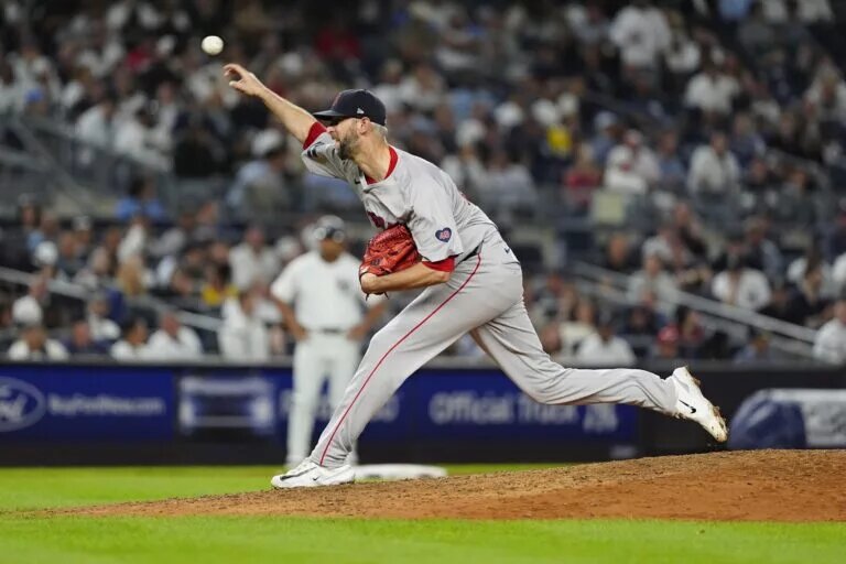 The Rangers signed veteran reliever Chris Martin to a one-year deal, beginning his second stint with the team.