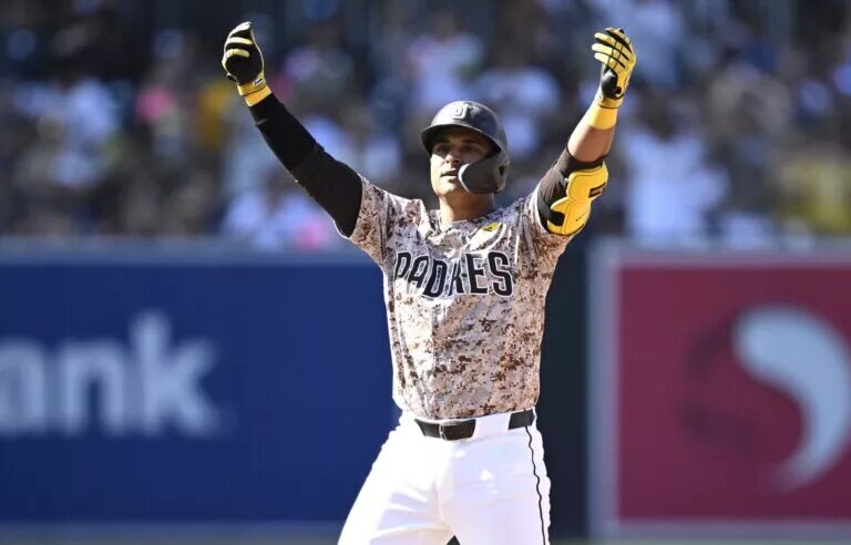 The Mariners made their first major move of the offseason, signing Donovan Solano to a one-year deal.