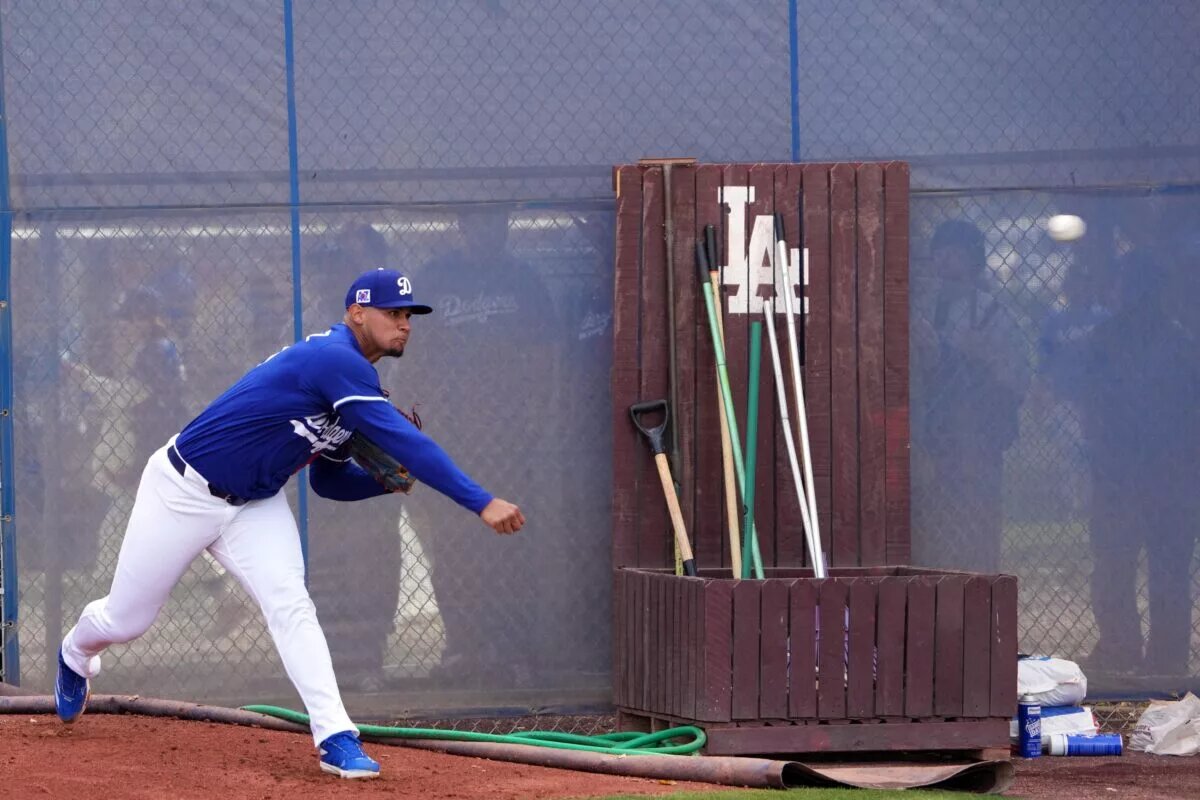 Dodgers recall reliever Edgardo Henriquez