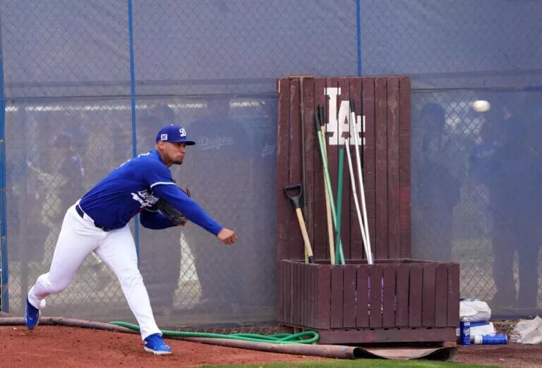 Dodgers recall reliever Edgardo Henriquez