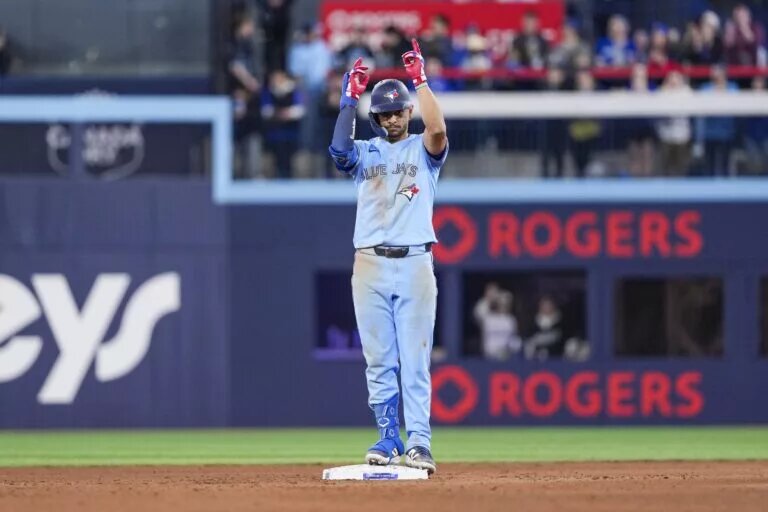 Andrés Giménez, known as a defensive whiz, is flexing his offense early in the season for the Blue Jays.