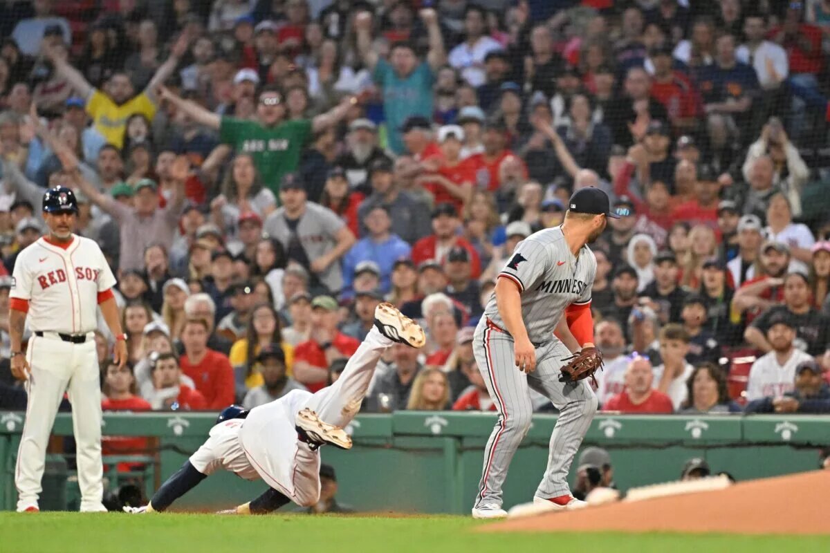 Triston Casas suffers an apparently severe knee injury running to first base against the Twins on Friday night.