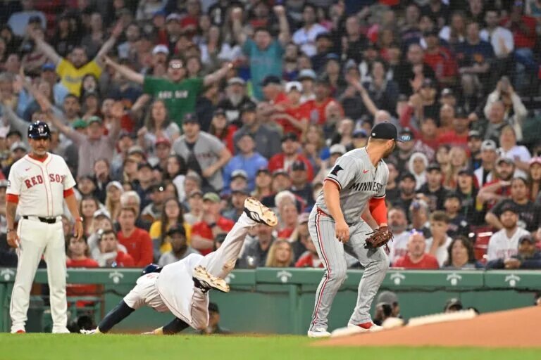 Triston Casas suffers an apparently severe knee injury running to first base against the Twins on Friday night.