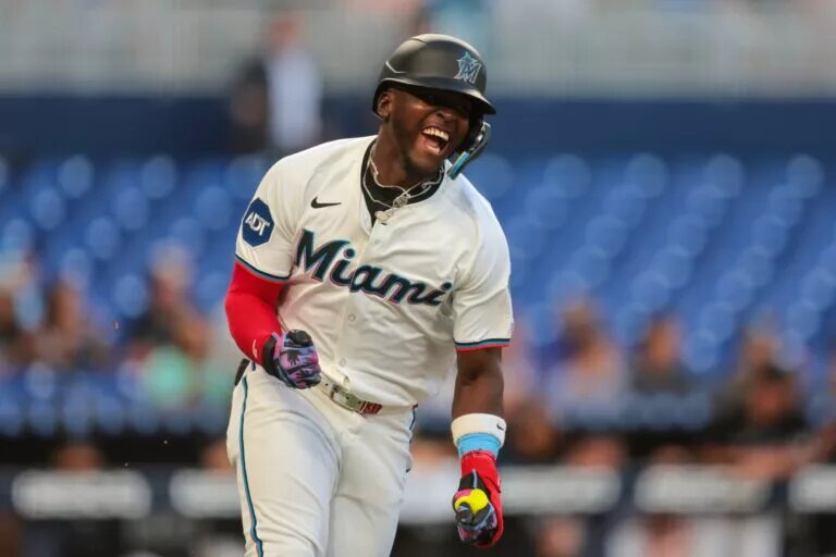 The Pirates claimed Ronny Simón off waivers from the Marlins on Monday.