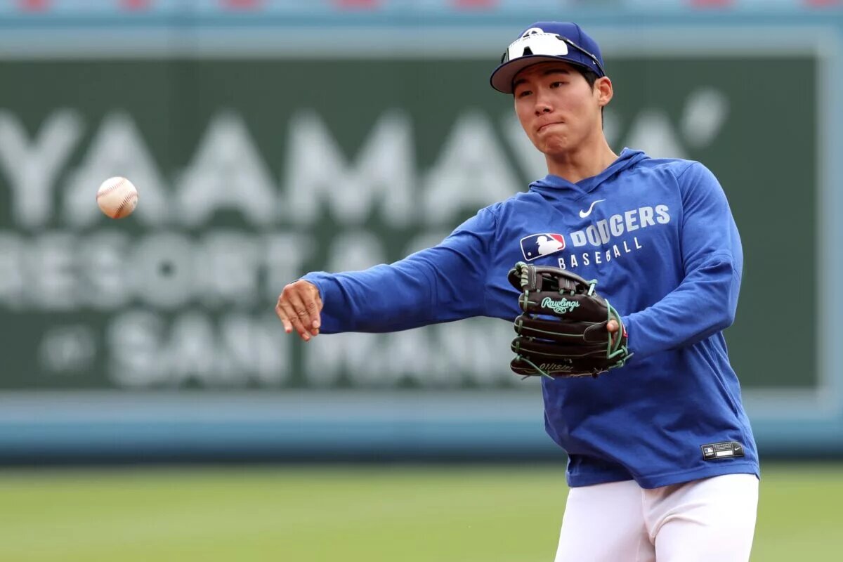 Dodgers second baseman Hyeseong Kim (6) warms up before a game at Dodger Stadium