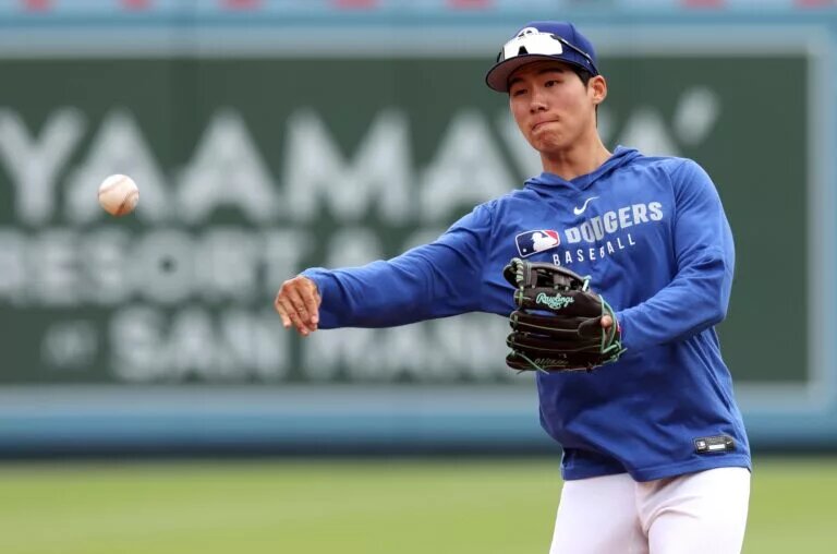 Dodgers second baseman Hyeseong Kim (6) warms up before a game at Dodger Stadium