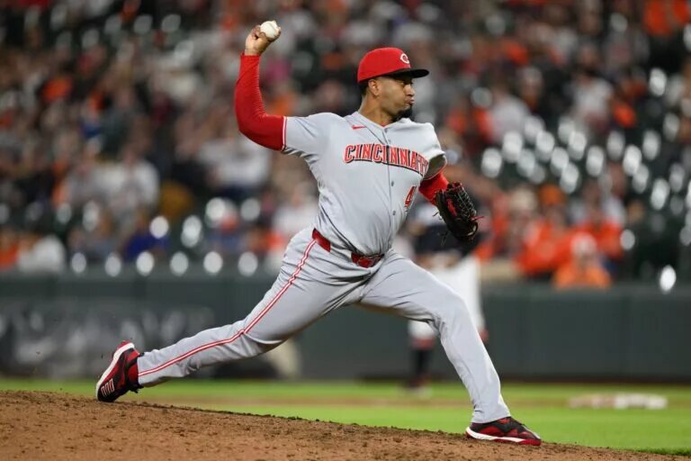 The Dodgers are calling up reliever Alexis Díaz, acquired from the Reds in May.