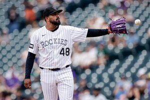 In a case of very bad timing, Rockies pitcher and trade chip Germán Márquez left Sunday's game with an injury as the deadline nears.