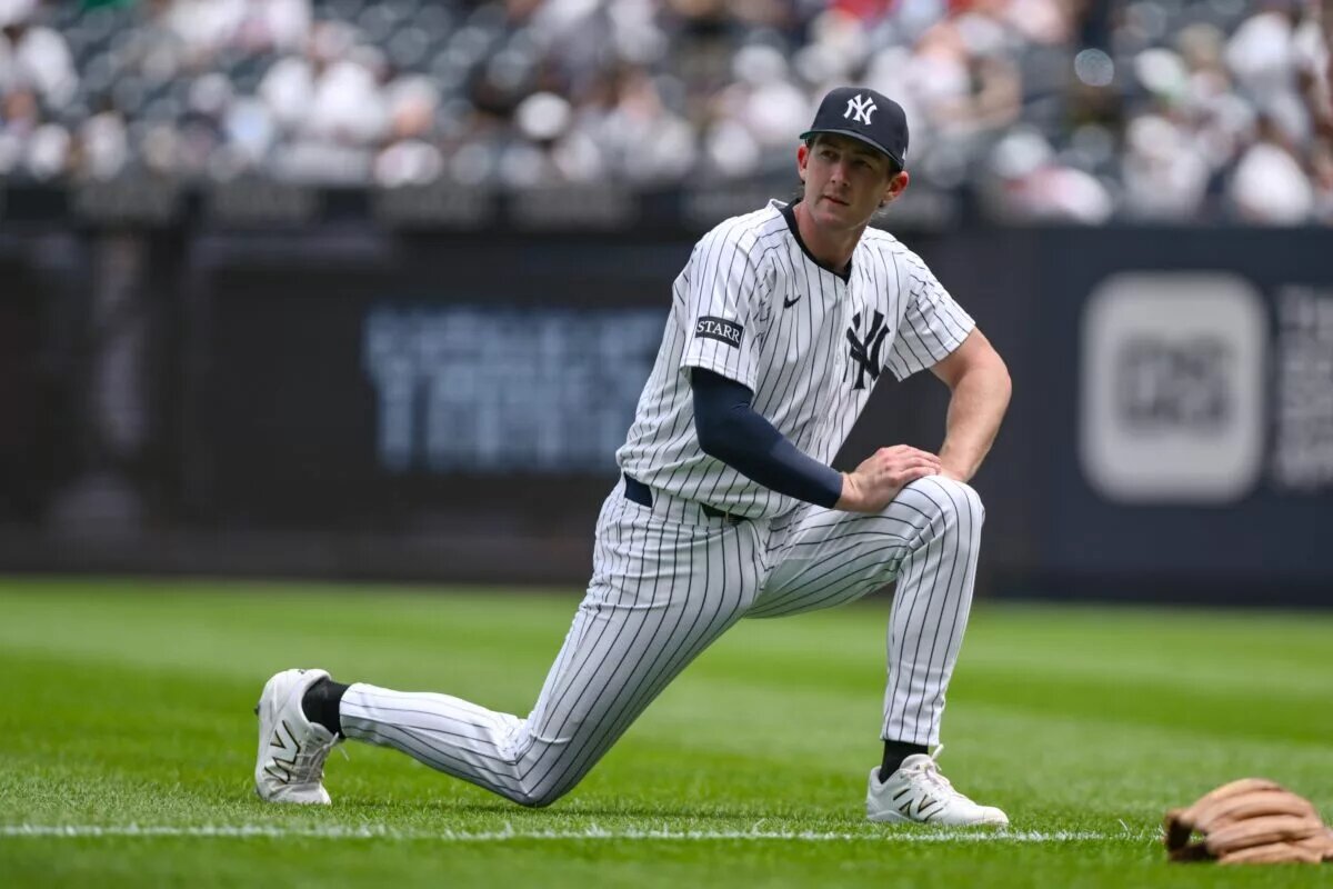 Ryan McMahon warms up before his Yankees debut in July 2025.