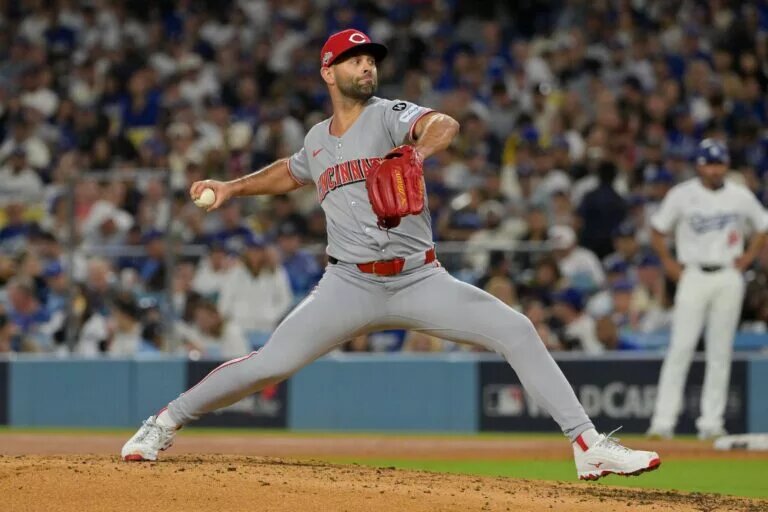 The Rays signed former Reds starter Nick Martinez to a one-year deal.