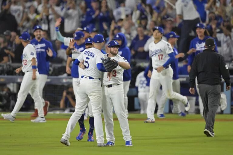 The Dodgers swept the Brewers to win their second consecutive NL pennant.