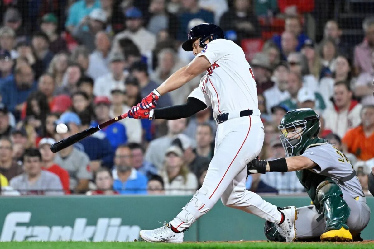 The Mariners sign utilityman Rob Refnsyder to a one-year deal on Monday.