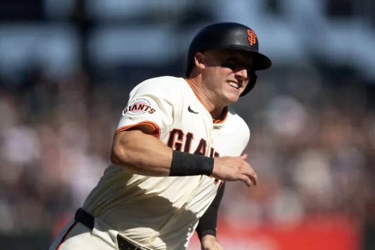 The Mariners announced the signing of backup catcher Andrew Knizner on Tuesday.