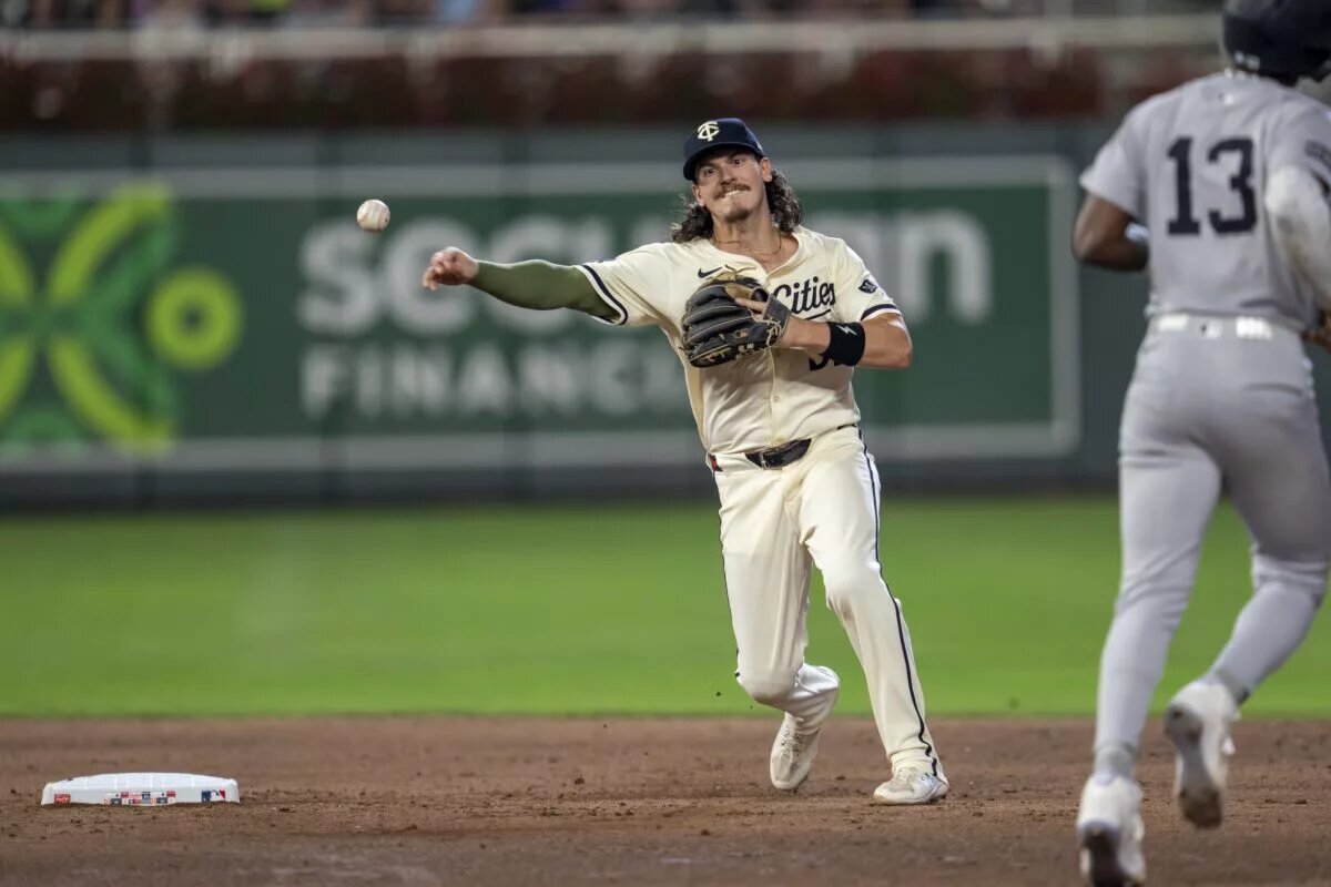 The Dodgers claimed infielder Ryan Fitzgerald off waivers from the Twins on Friday, according to reports.