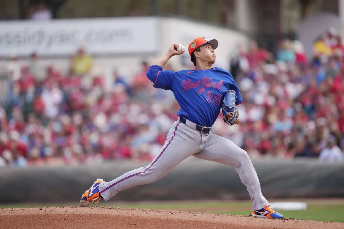 Kodai Senga (34) throws a pitch for the New York Mets during spring training.