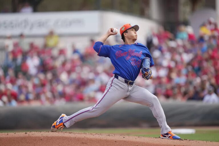 Kodai Senga (34) throws a pitch for the New York Mets during spring training.
