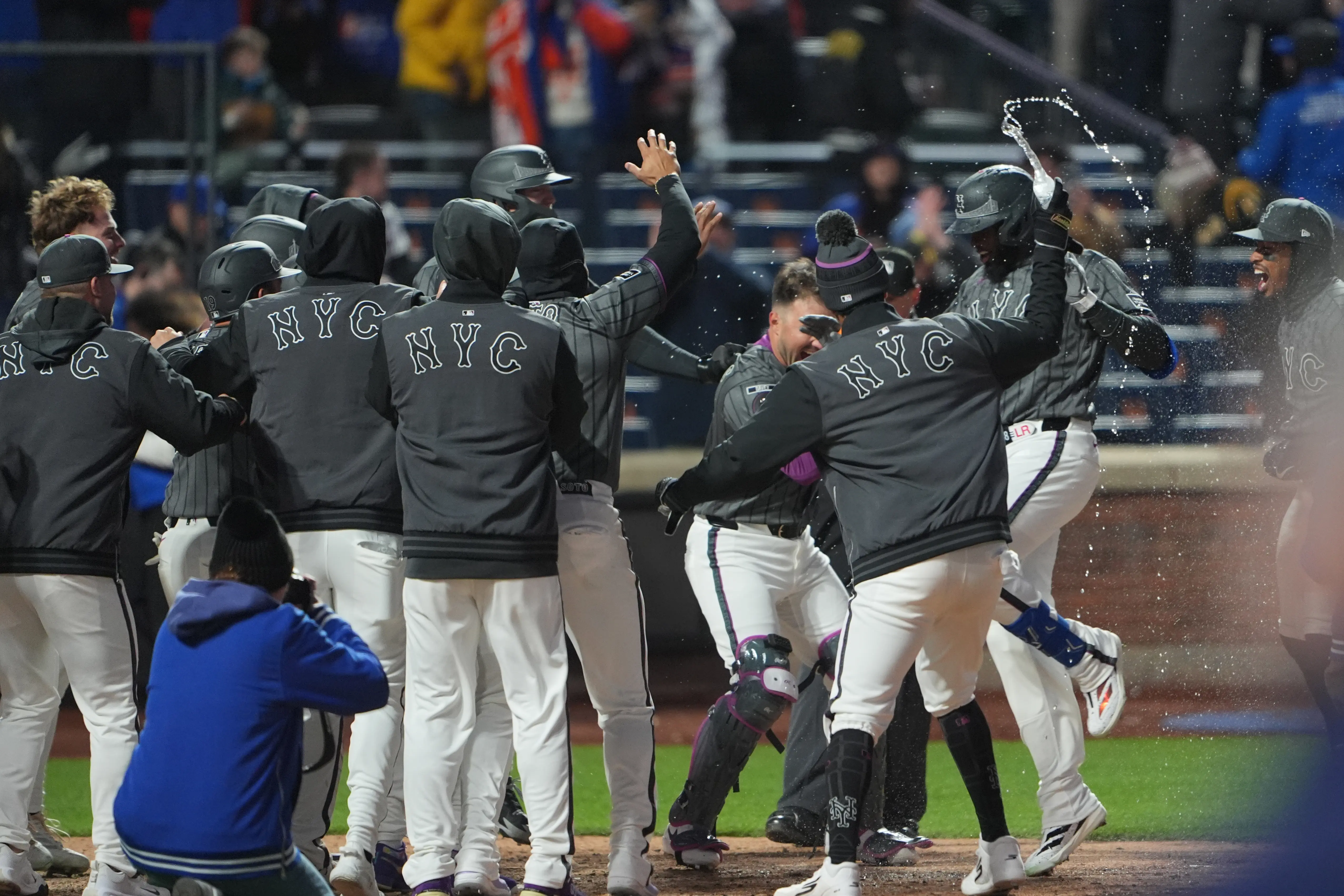 Luis Robert Jr. hit a walk-off home run vs the Pirates as part of an offensive onslaught for the Mets to begin the season.