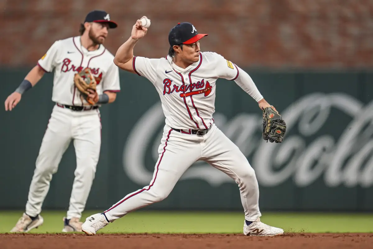 Braves shortstop Ha-Seong Kim throws out a baserunner.