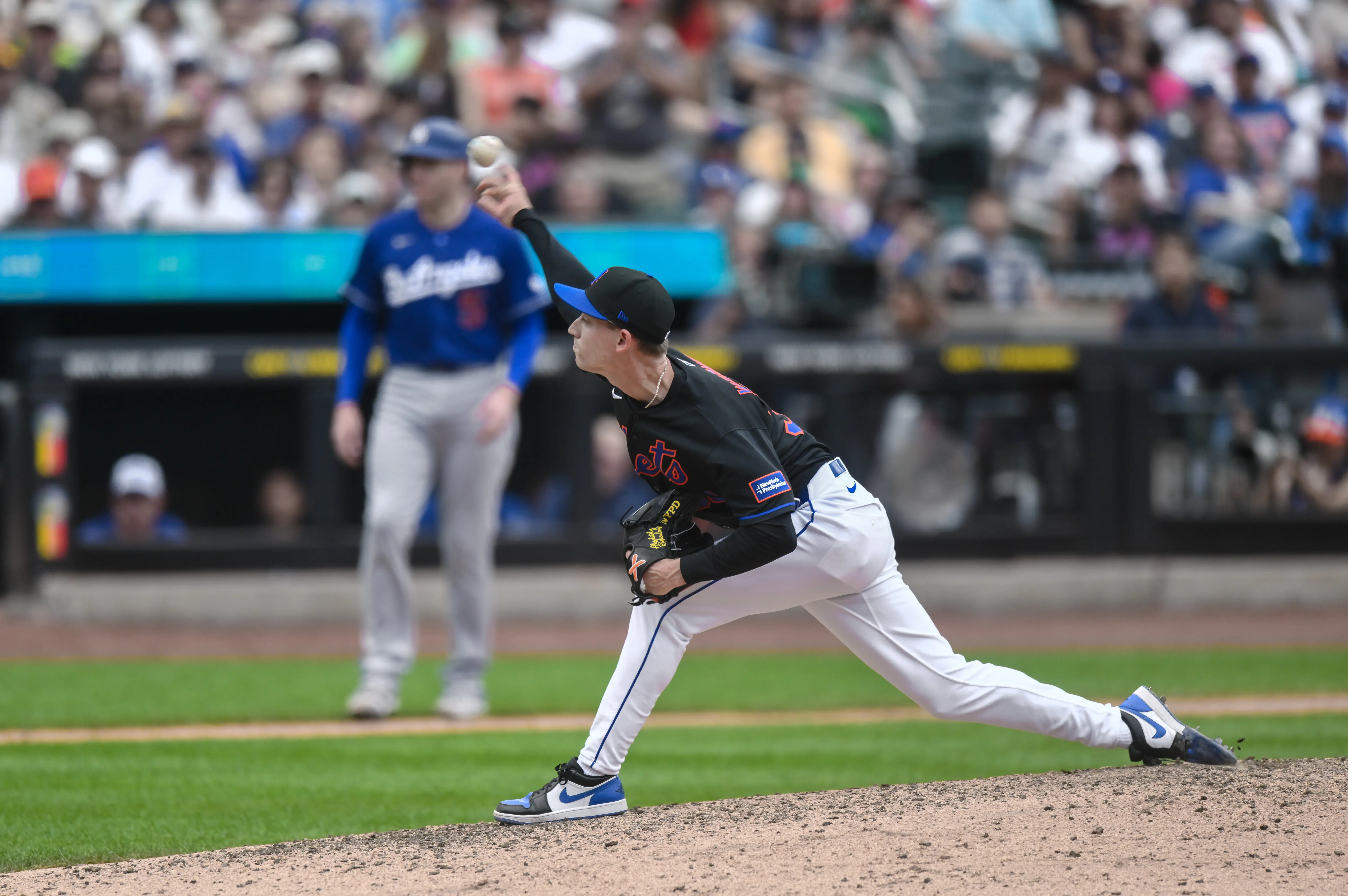 New York Mets reliever Luke Weaver pitching vs the Los Angeles Dodgers.