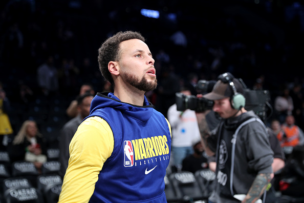 Stephen Curry leads Golden State Warriors as title favorite