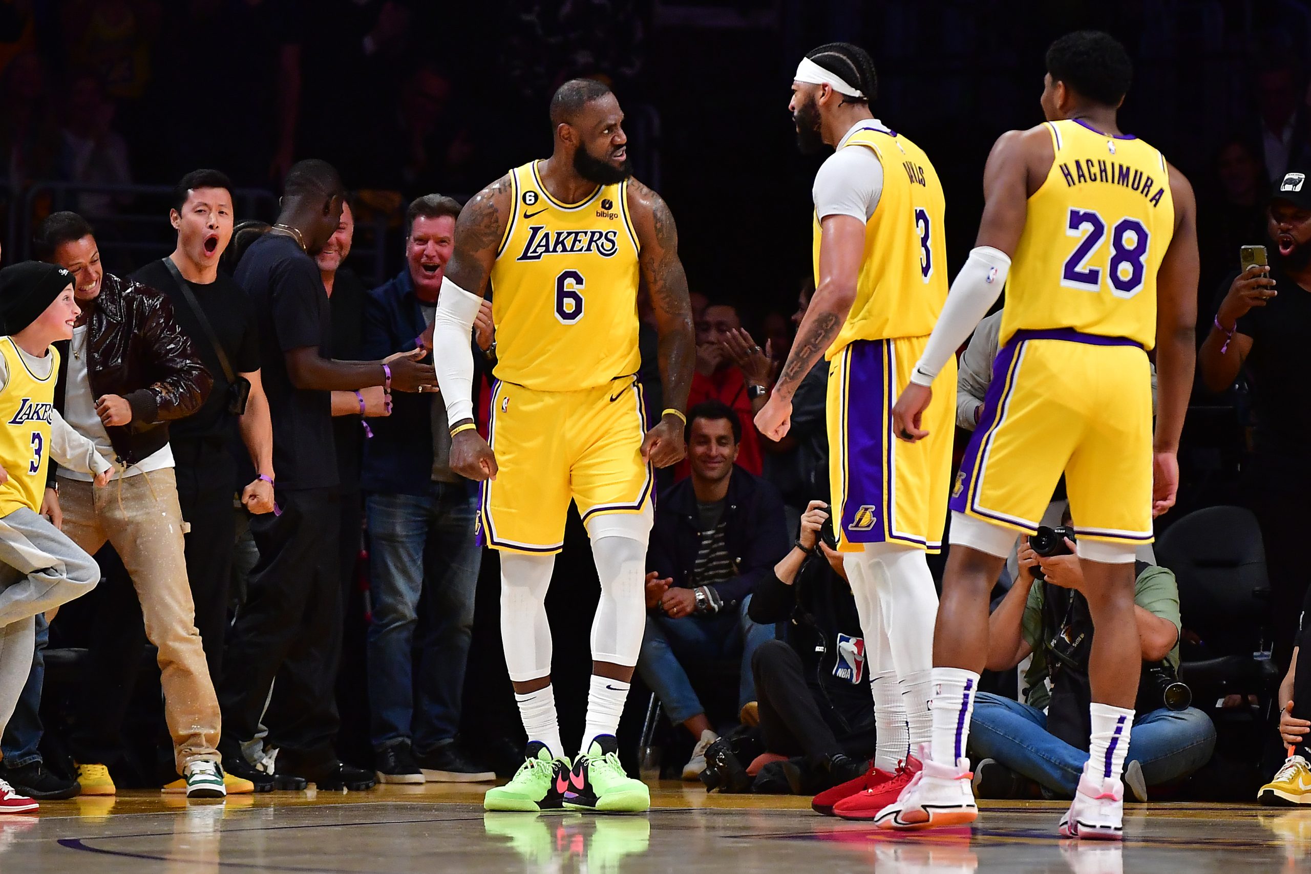 Lakers survive Warriors three-point attack to win Game 1 - Los
