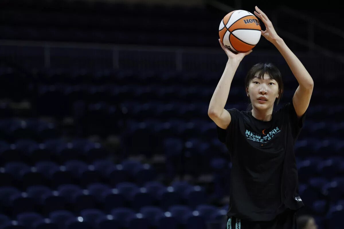 Han Xu of the New York Liberty shooting a jump shot
