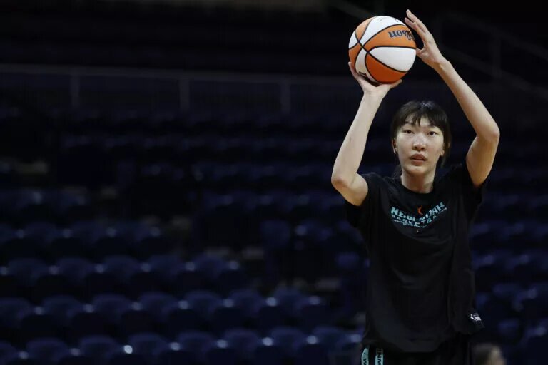 Han Xu of the New York Liberty shooting a jump shot