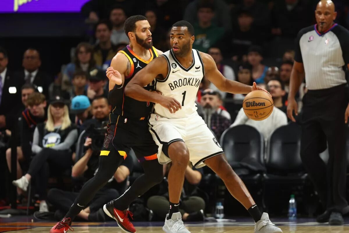 Jan 19, 2023; Phoenix, Arizona, USA; Phoenix Suns guard Duane Washington Jr. (left) defends against Brooklyn Nets forward T.J. Warren (1) at Footprint Center. Mandatory Credit: Mark J. Rebilas-USA TODAY Sports