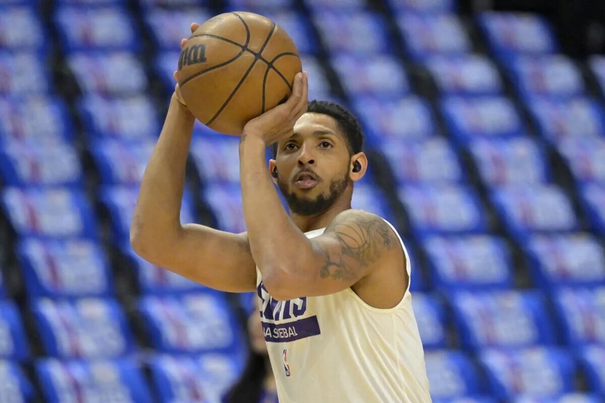 Apr 20, 2023; Los Angeles, California, USA; Phoenix Suns guard Cameron Payne (15) warms up prior to game three of the 2023 NBA playoffs against the Los Angeles Clippers at Crypto.com Arena. Mandatory Credit: Jayne Kamin-Oncea-USA TODAY Sports