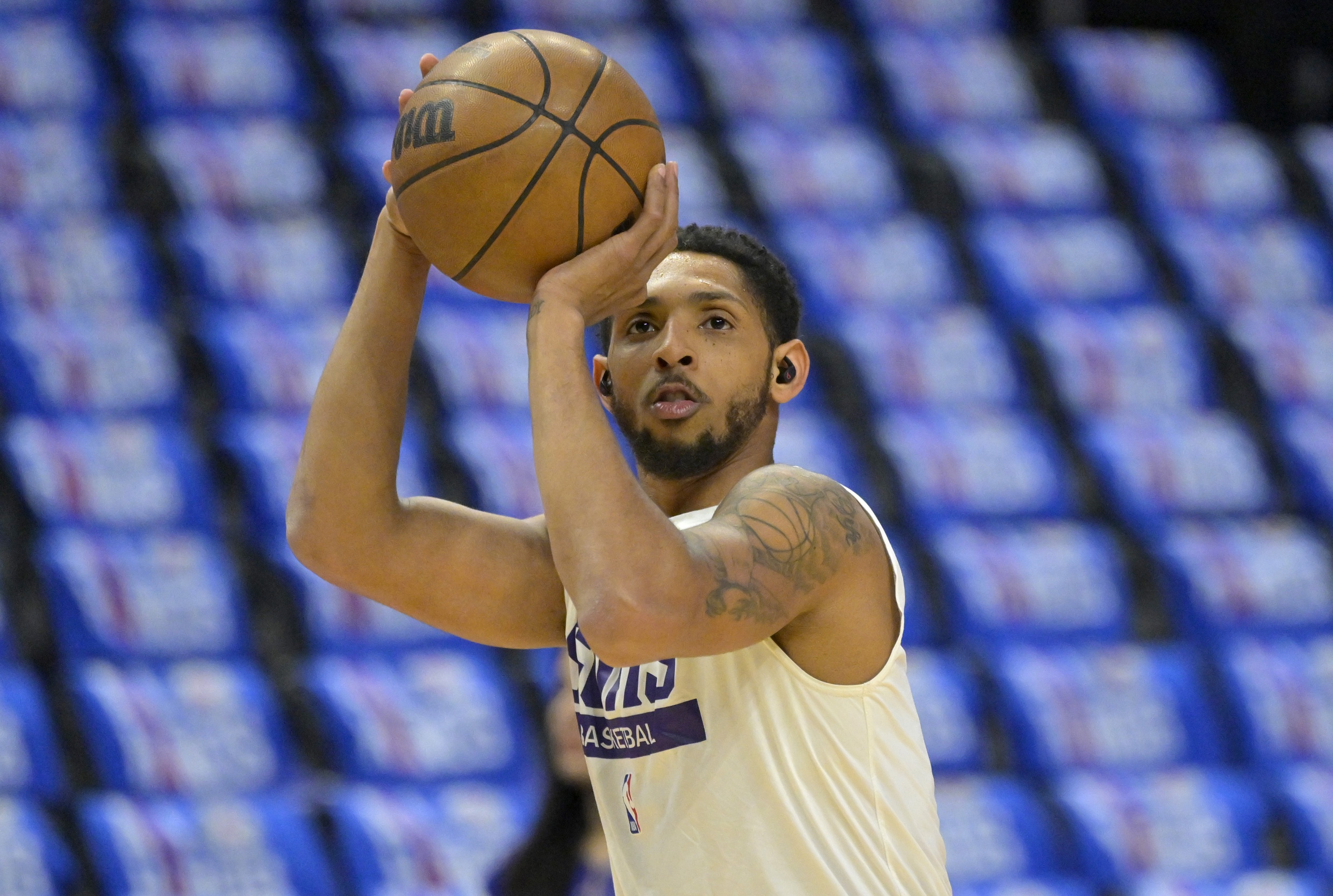 Apr 20, 2023; Los Angeles, California, USA; Phoenix Suns guard Cameron Payne (15) warms up prior to game three of the 2023 NBA playoffs against the Los Angeles Clippers at Crypto.com Arena. Mandatory Credit: Jayne Kamin-Oncea-USA TODAY Sports