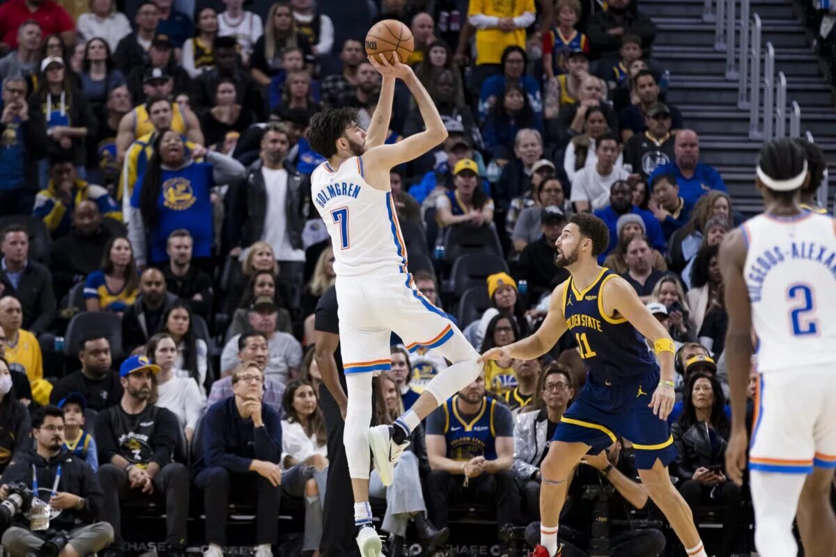 Oklahoma City Thunder center Chet Holmgren (7) attempts a shot while defended by Golden State Warriors guard Klay Thompson (11) during overtime at Chase Center.