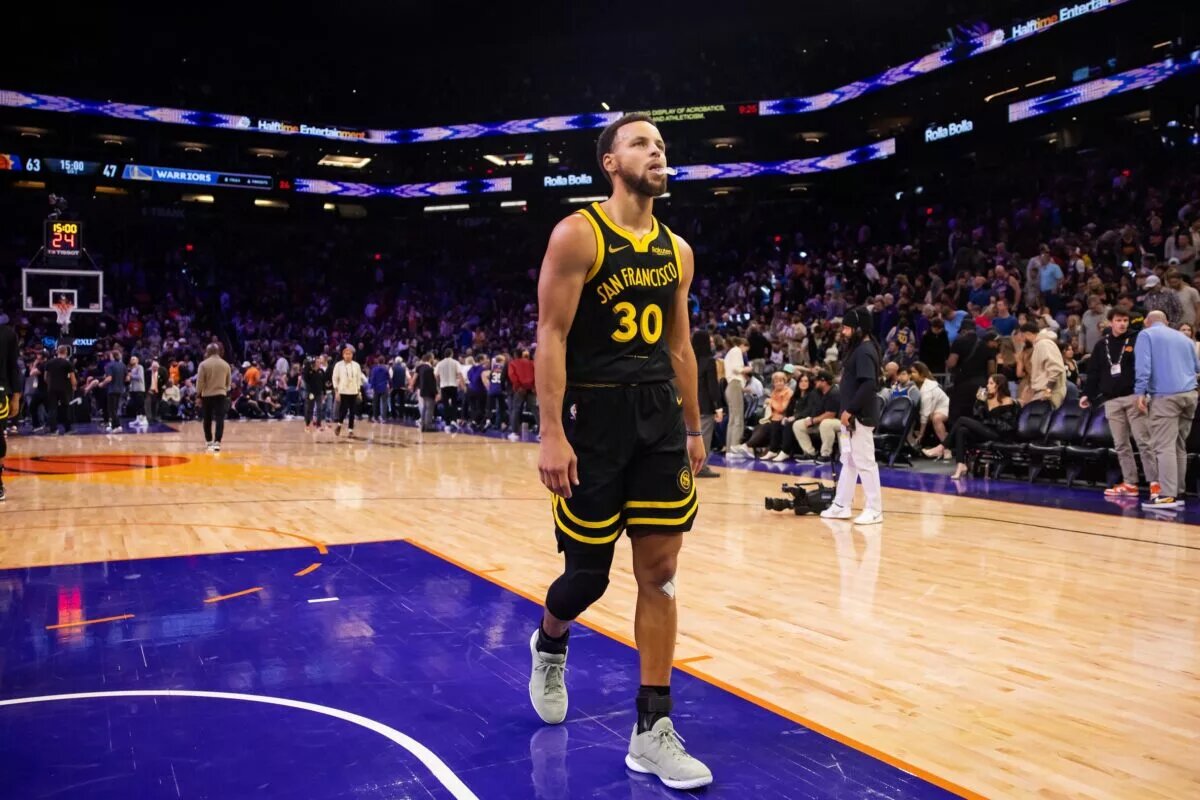 Golden State Warriors guard Stephen Curry (30) reacts as he walks off the court against the Phoenix Suns at Footprint Center.