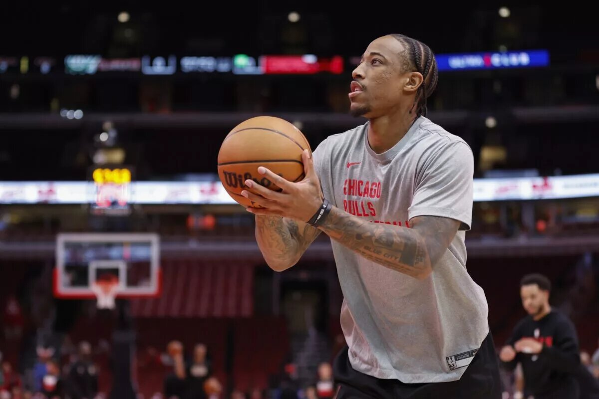 Chicago Bulls forward DeMar DeRozan (11) warms up before a basketball game against the Milwaukee Bucks at United Center.