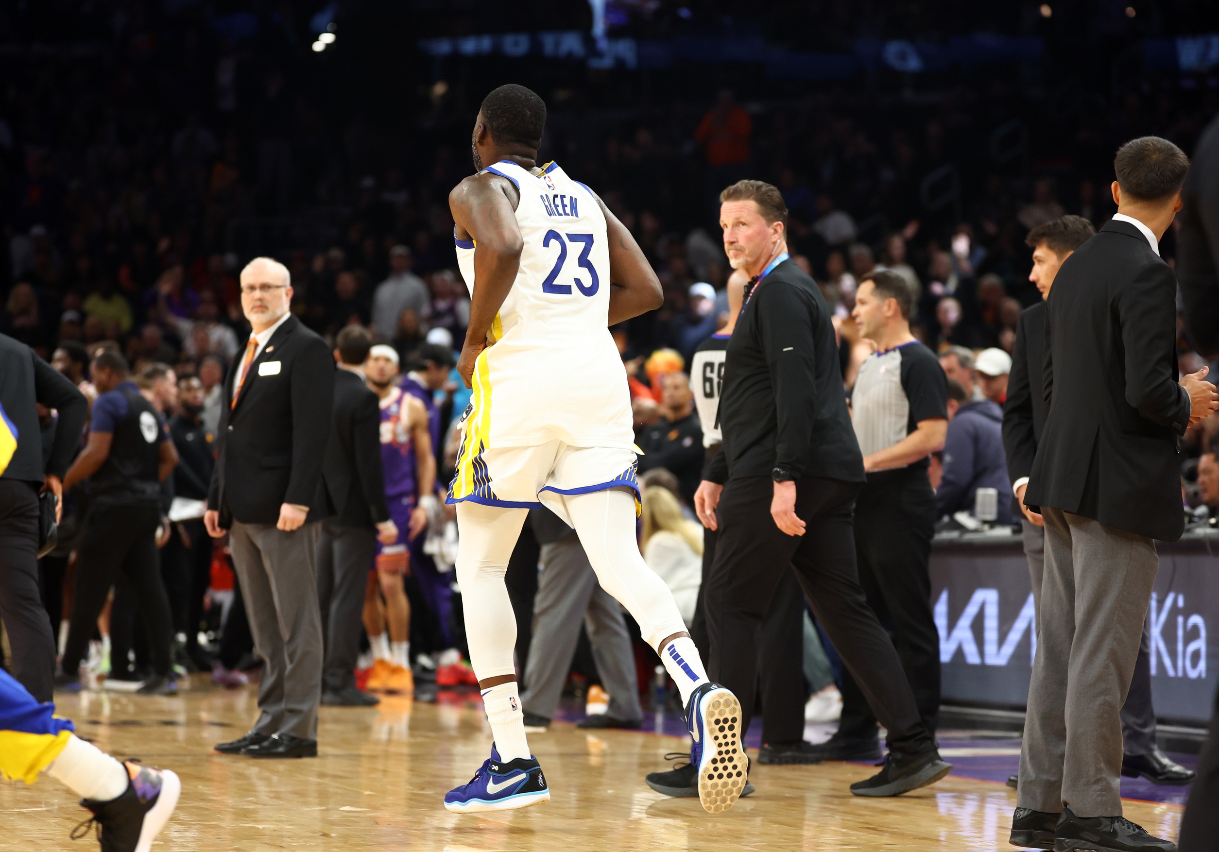 Draymond Green ejected after punching Jusuf Nurkic,