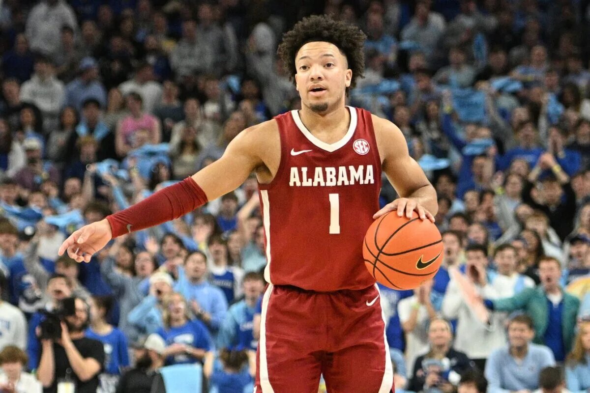 Alabama Crimson Tide guard Mark Sears (1) dribbles against the Creighton Bluejays in the first half at CHI Health Center Omaha.